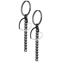 Zwei schwarze Ohrringe in Herzform mit Kettenanhängern auf weißem Hintergrund