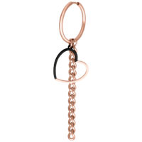 Roségoldene Creolen mit Herzanhänger und Kettendetails auf weißem Hintergrund