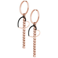 Roségoldene Creolen mit schwarzen und roségoldenen Herzanhängern und Ketten auf weißem Hintergrund