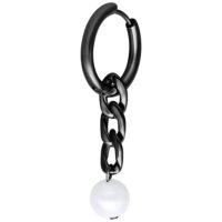 Schwarzer Metall-Ohrring mit Kette und weißer Perle auf weißem Hintergrund