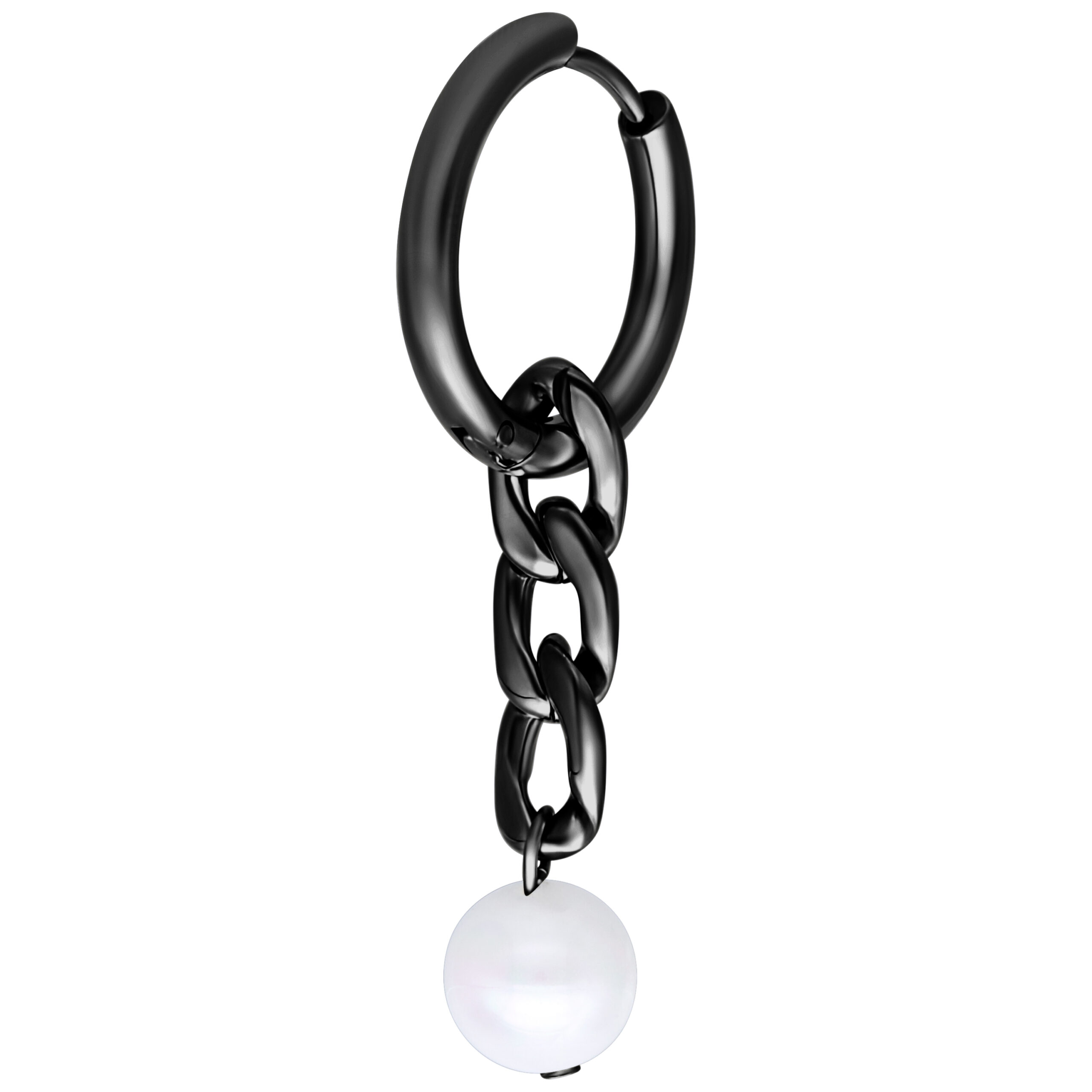 Schwarzer Metall-Ohrring mit Kette und weißer Perle auf weißem Hintergrund