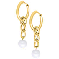 Zwei goldene Creolen mit Ketten und weißen Perlen auf weißem Hintergrund