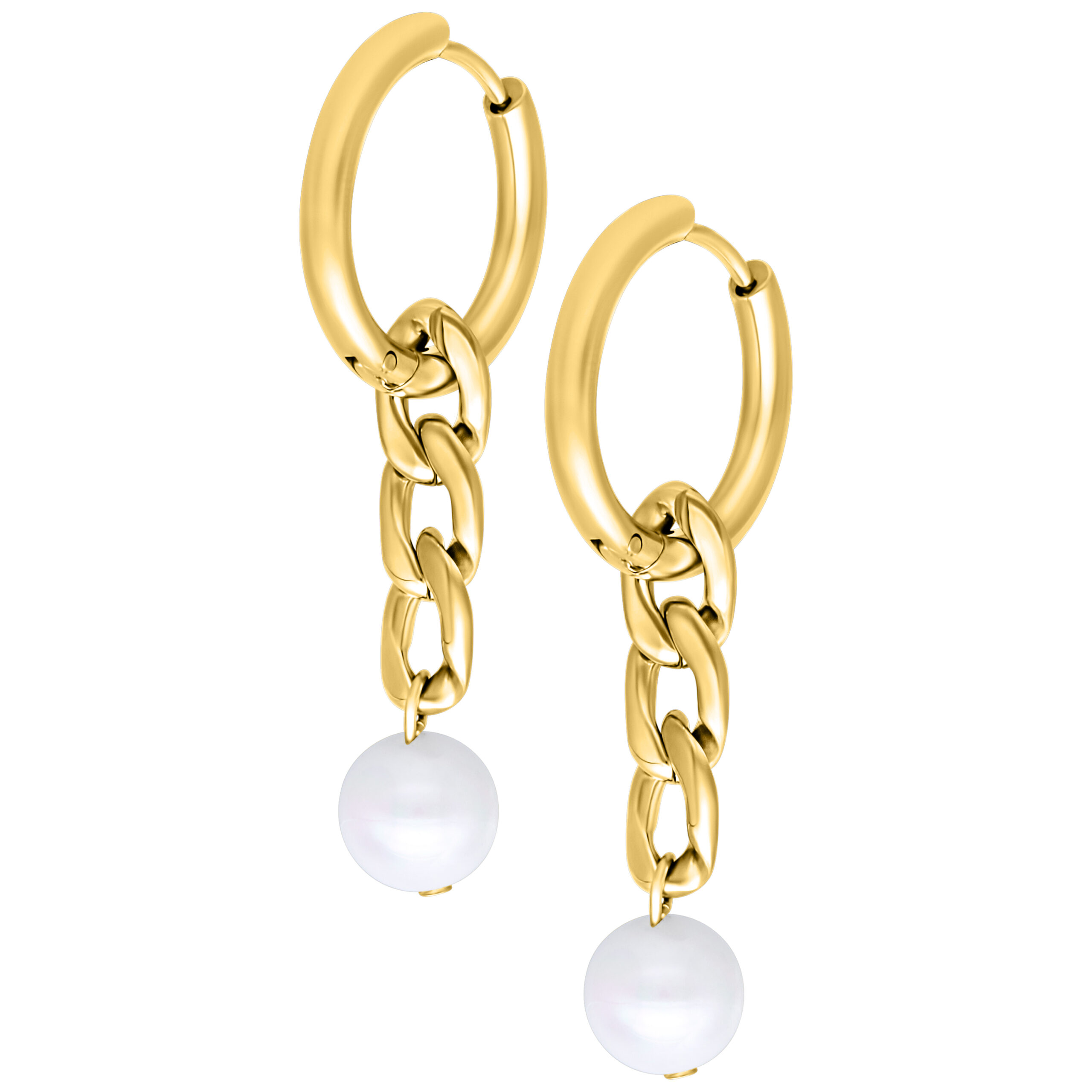 Zwei goldene Creolen mit Ketten und weißen Perlen auf weißem Hintergrund