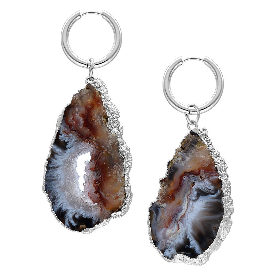 Silberfarbene Ohrringe mit Indian Agate Anhänger auf weißem Hintergrund