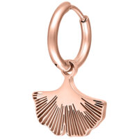 Roségoldene Ohrringe in Ginkgo-Form mit Klappverschluss auf weißem Hintergrund