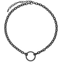 Schwarze Metallkette mit rundem Anhänger auf weißem Hintergrund