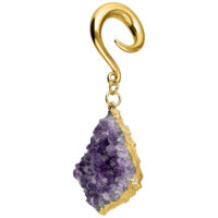 Amethyst Ohrgewicht mit goldener Metallsichel auf weißem Hintergrund