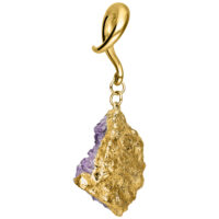 Goldenes Ohrgewicht mit Amethyst-Stein auf weißem Hintergrund