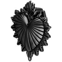 Schwarzes Ohrgewicht Sacred Heart aus Chirurgenstahl Schwarzes Ohrgewicht in Herzform aus Chirurgenstahl mit Flammenmuster auf weißem Hintergrund