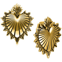 Goldene Ohrgewichte in Herzform mit Flammenmotiv auf weißem Hintergrund