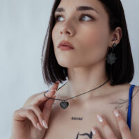 Gravierbare Basic Kette in Schwarz Frau mit schwarzer gravierbarer Kette, Herzanhänger, blaues Top