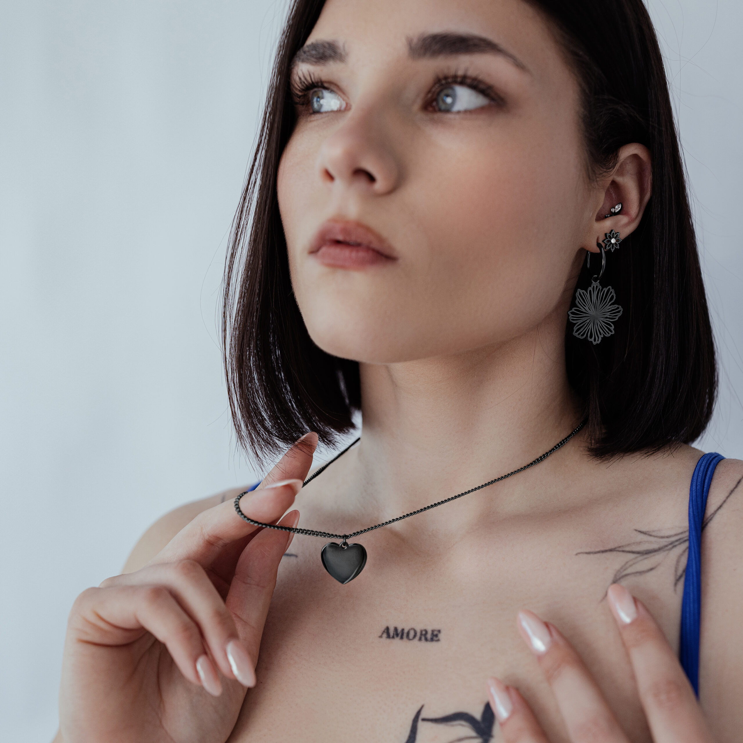 Gravierbare Basic Kette in Schwarz Frau mit schwarzer gravierbarer Kette, Herzanhänger, blaues Top