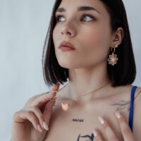 Frau mit gravierbarer Basic Kette in Roségold auf hellem Hintergrund