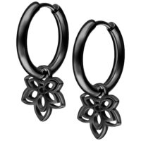 Zwei schwarze Ohrringe mit Blütenanhänger auf weißem Hintergrund