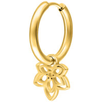 Goldene Creole mit Blumenanhänger aus Chirurgenstahl auf weißem Hintergrund