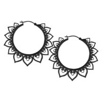 Zwei schwarze Herz-Hoops Ohrringe aus Chirurgenstahl auf weißem Hintergrund