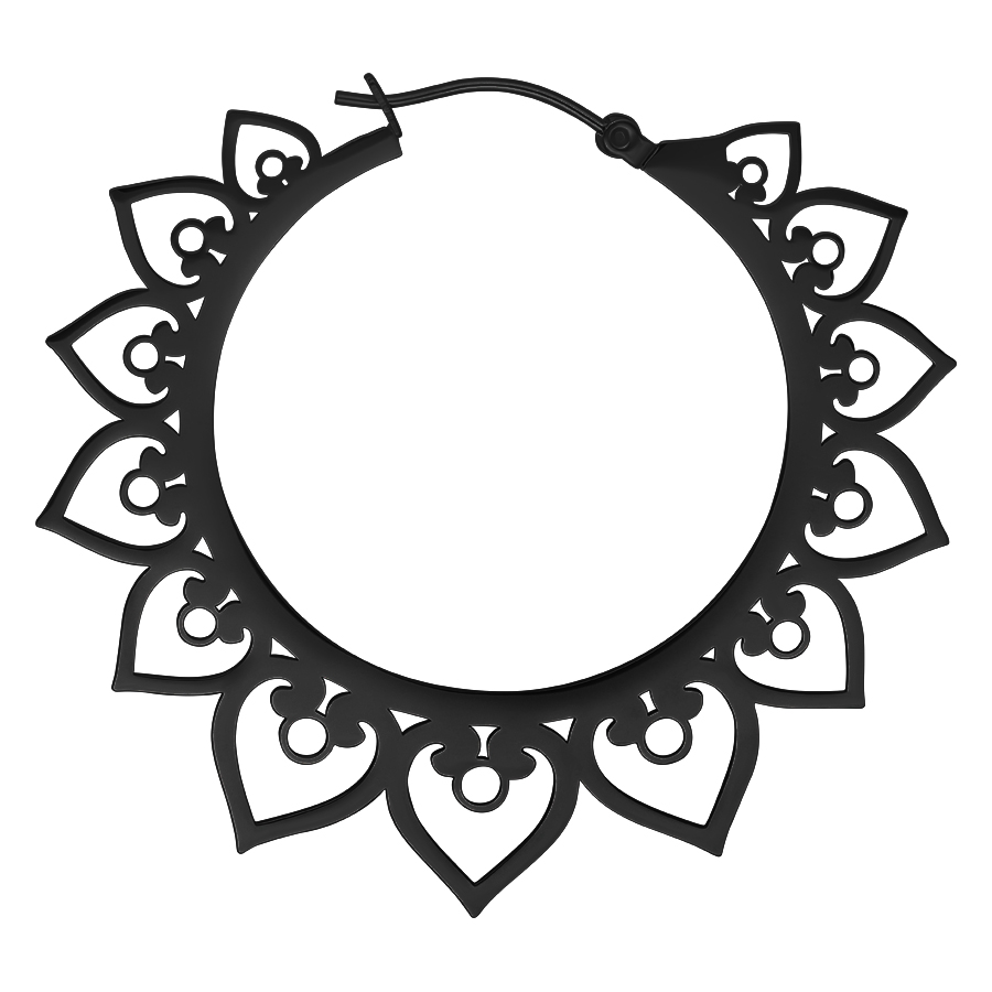 Schwarze Herz-Kreolen aus Chirurgenstahl auf weißem Hintergrund