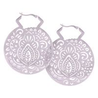 Kaksi hopeista rengasta Mehndi-kuviolla valkoisella taustalla