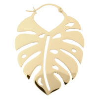 Ein goldener Monstera Leaf Hoop Ohrring auf weißem Hintergrund