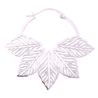 Hopeiset lehtimuotoiset korvakorut kirurginteräksestä valkoisella taustalla