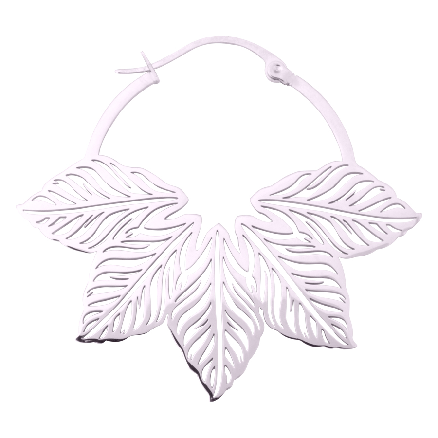 Hopeiset lehtimuotoiset korvakorut kirurginteräksestä valkoisella taustalla