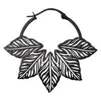 Schwarze Abey Hoops Ohrring in Blätterform aus Chirurgenstahl auf weißem Hintergrund