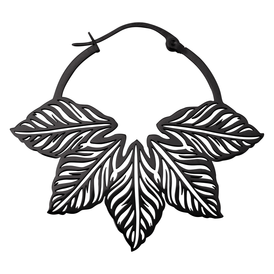 Schwarze Abey Hoops Ohrring in Blätterform aus Chirurgenstahl auf weißem Hintergrund