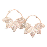 Roségoldene Abey Hoops Ohrringe auf weißem Hintergrund mit Blattdesign
