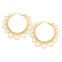 Paar goldene Creolen mit Herzdesign auf weißem Hintergrund