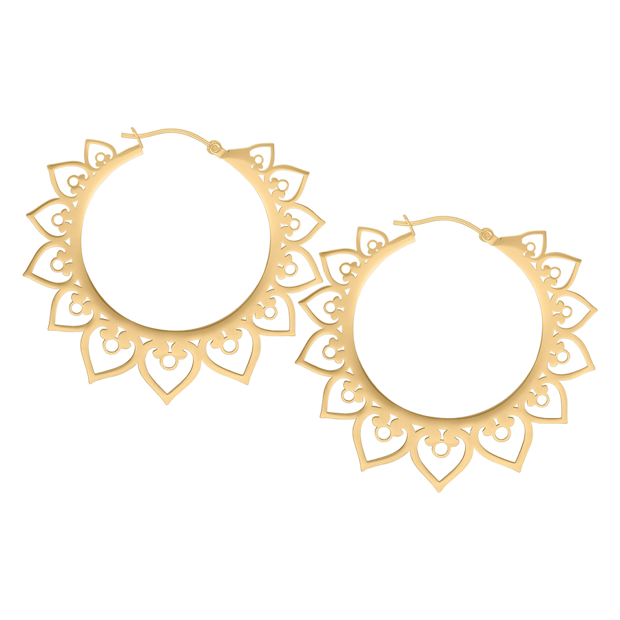 Paar goldene Creolen mit Herzdesign auf weißem Hintergrund