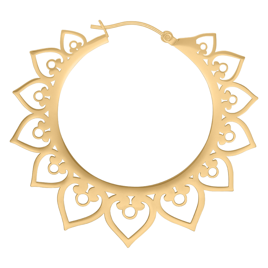 Goldene Ohrringe in Herzform auf weißem Hintergrund