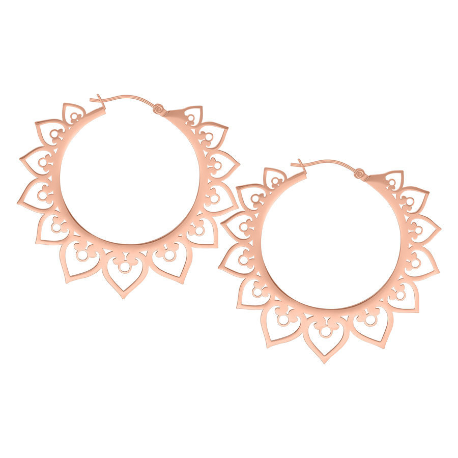 Zwei roségoldene Herz-Ohrringe aus Chirurgenstahl auf weißem Hintergrund