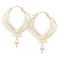 Goldene Cleopatra Hoops Ohrringe mit Flügel- und Ankh-Design auf weißem Hintergrund