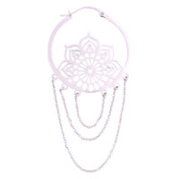 Hopeinen korvakoru kukkakuviolla ja ketjuilla valkoisella taustalla