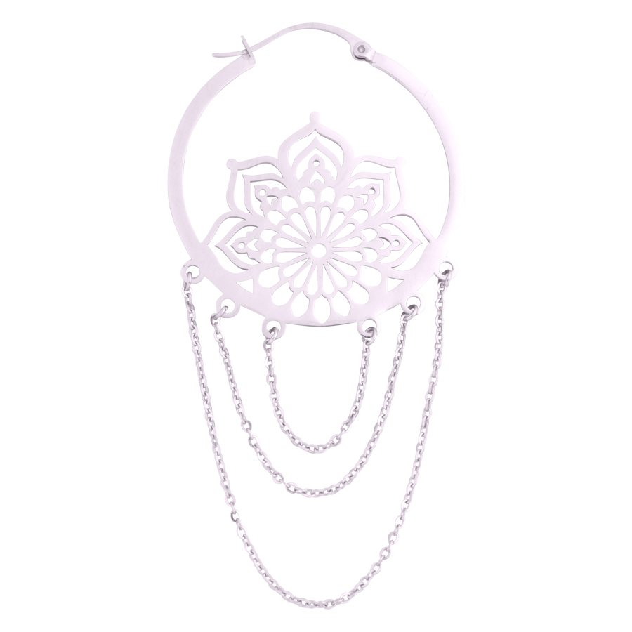 Hopeinen korvakoru kukkakuviolla ja ketjuilla valkoisella taustalla