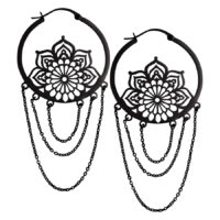 La Fleur Hoops in Schwarz mit Ketten Schwarze Ohrringe mit floralen Mustern und Kettenanhängern auf weißem Hintergrund