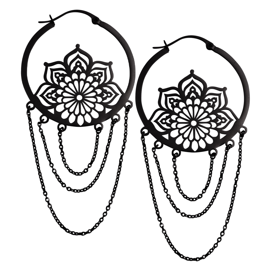 La Fleur Hoops in Schwarz mit Ketten Schwarze Ohrringe mit floralen Mustern und Kettenanhängern auf weißem Hintergrund