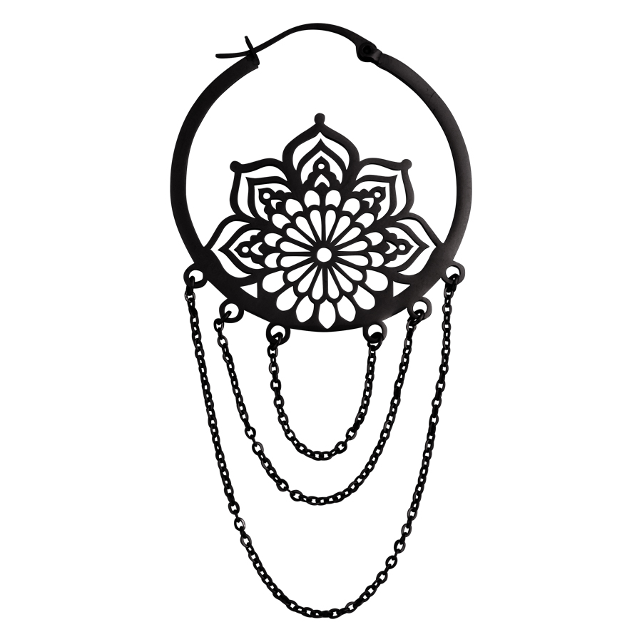 Schwarze La Fleur Hoops Ohrringe mit Ketten Schwarzer Ohrring La Fleur Hoop mit Mandala-Design und Kettenanhängern auf weißem Hintergrund