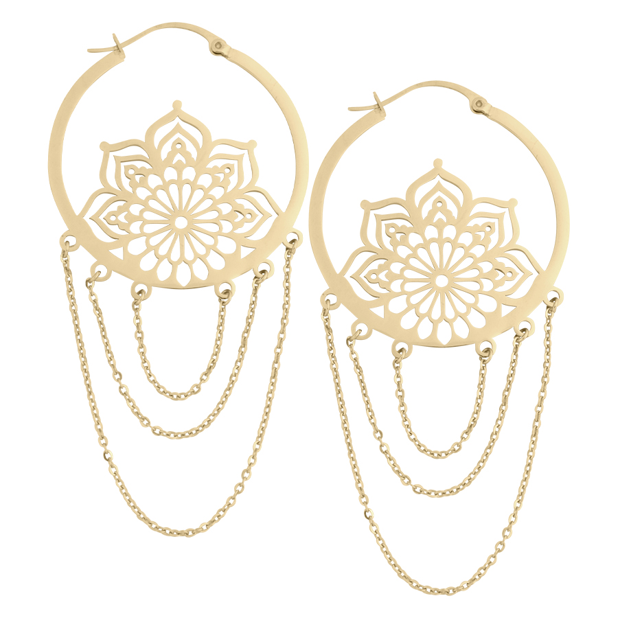 Goldene Ohrringe La Fleur Hoops mit filigranem Blumenmuster und Ketten, auf weißem Hintergrund