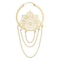 Goldener La Fleur Hoop Ohrring mit filigranem Blütenmuster und Kettendetails auf weißem Hintergrund