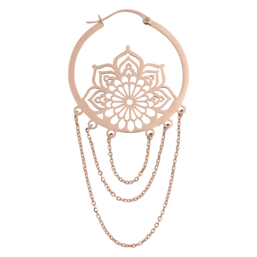 Ruusukultaiset korvakorut mandala-kuviolla ja ketjuilla valkoisella taustalla