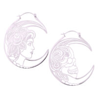 Hopeiset korvakorut, joissa on kasvot ja pääkallo valkoisella taustalla