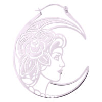 Hopeanväriset kuunsirpin muotoiset korvakorut kasvokuvioinnilla valkoisella taustalla