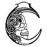 Schwarz glänzende Totenkopf-Ohrringe Schwarze Totenkopf-Ohrringe aus Chirurgenstahl in Halbmondform auf weißem Hintergrund