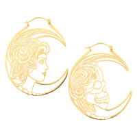 Goldene Ohrringe mit filigranem Schädel- und Frauendesign auf weißem Hintergrund