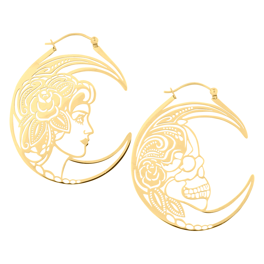 Goldene Ohrringe mit filigranem Schädel- und Frauendesign auf weißem Hintergrund