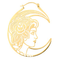 Goldene Ohrringe mit filigranem Schädelpaar-Design auf weißem Hintergrund