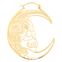 Goldene Ohrringe mit Totenkopf-Design auf weißem Hintergrund