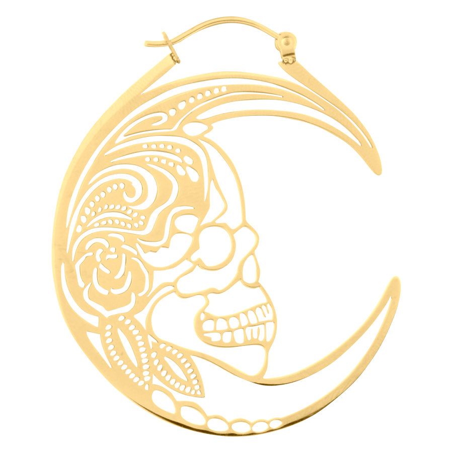 Goldene Ohrringe mit Totenkopf-Design auf weißem Hintergrund