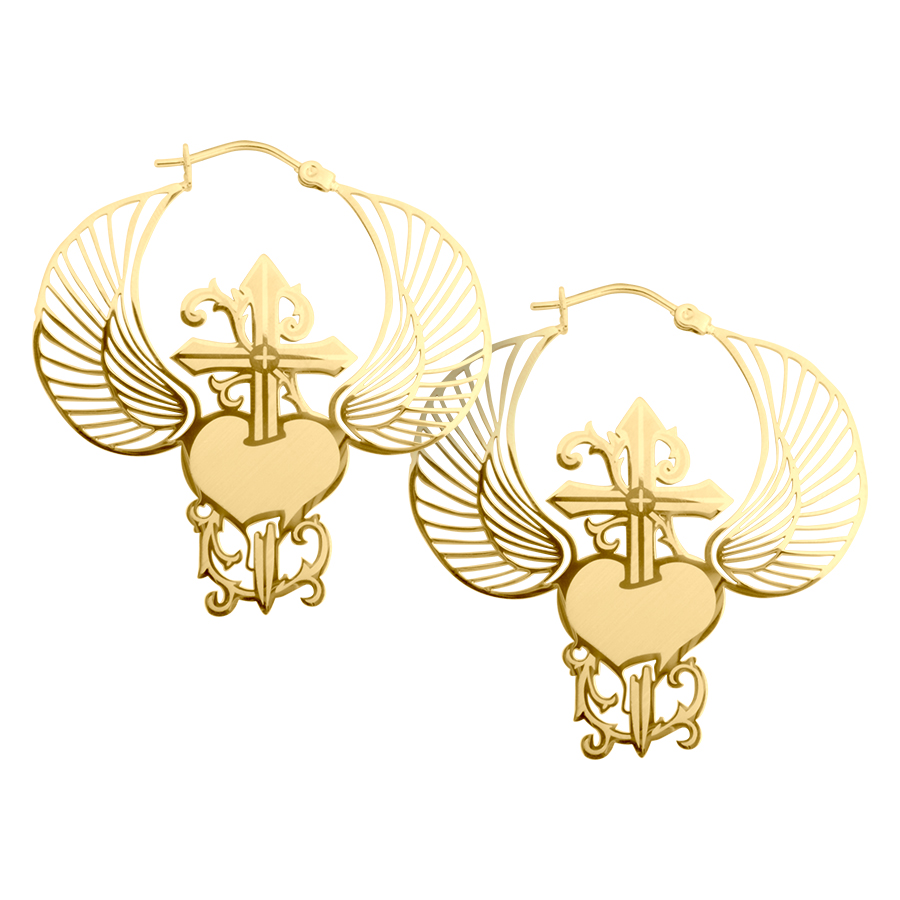 Goldene Ohrringe mit Flügeln, Herz und Dolch auf weißem Hintergrund